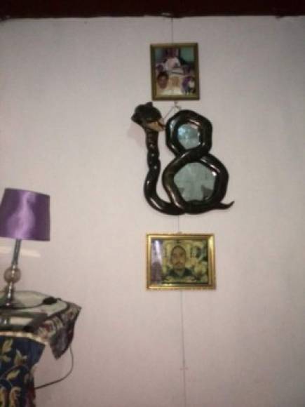 Un espejo enmarcado en madera formando con una serpiente el número 18, da la bienvenida a la suite que ocupaban los cabecillas.<br/><br/>