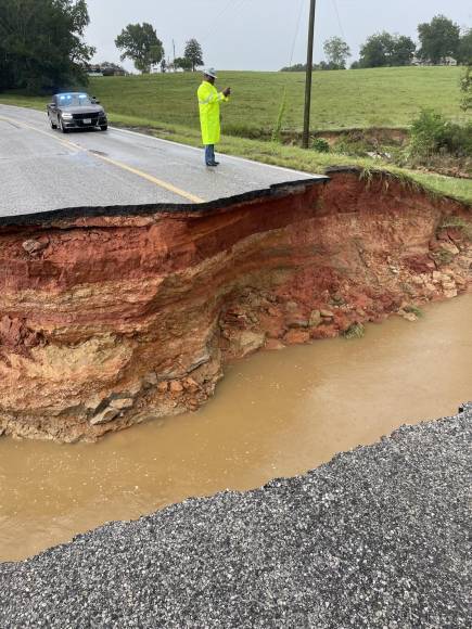 Las recientes lluvias torrenciales desbordaron el río de la ciudad, el Pearl, y generaron unas inundaciones sin precedentes que comenzaron a ceder el lunes, dijo el Ayuntamiento de Jackson en un comunicado. 