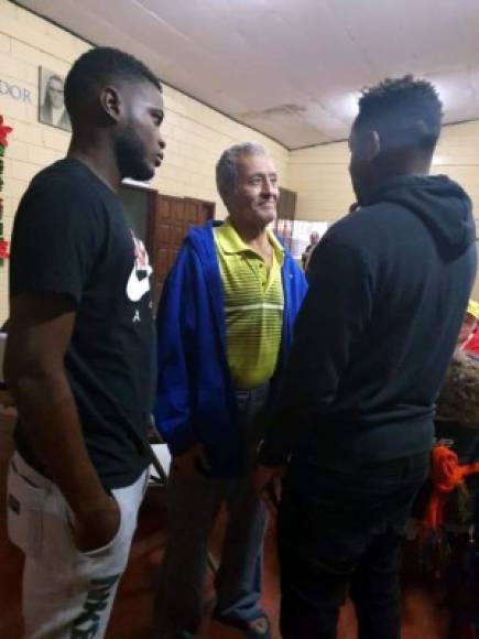 Romell Quioto se encontró en El Hogar de Ancianos Salvador Aguirre al exfutbolista hondureño Jorge 'El Indio' Urquía, quien fue figura en el Olimpia y en la Selección de Honduras.