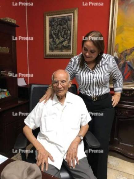 En esta imagen aparece junto a padre don Amado H. Núnez de 100 años de edad, de quien se siente muy orgullosa y que ha sido fuente de inspiración para la exparlamentaria.