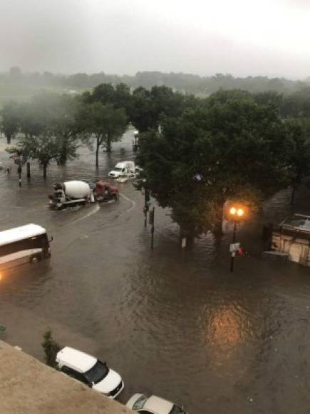 La fuerte tormenta sorprendió a los capitalinos.