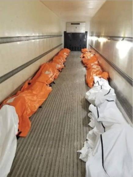 Una enfermera de un hospital en Manhattan compartió esta imagen que muestra los cuerpos de las víctimas del Covid 19 en Nueva York alineados dentro de un furgón refrigerado.