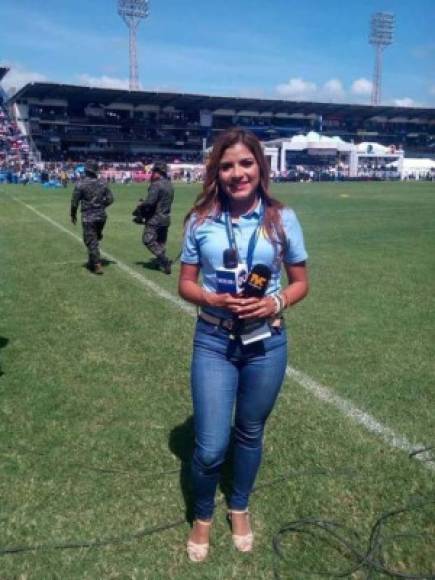 Saraí Espinal, periodista de HRN, en los desfiles patrios en el estadio Nacional.