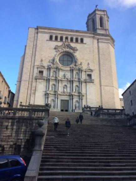 "La Catedral de Santa María de Gerona se ubica en el lugar más alto de la Força Vella. Su elemento más singular es la gran nave, que constituye el espacio gótico abovedado más ancho del mundo (23 metros)."