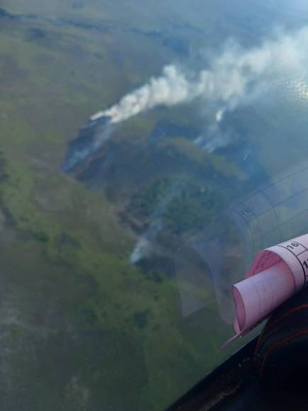 Vista aérea de las zonas que arden en llmas tras el incendio en esta reserva ecológica de Honduras.