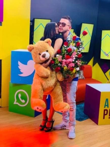 El intéprete estuvo ayer en el programa que ella conduce y le llevó rosas y un peluche para pedirle frente a las cámaras que fuera su novia.