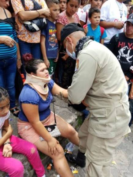 El hecho que entristeció el colorido desfile, ocurrió frente al parque central La Libertad, donde una jovencita identificada como Andrea María Suazo, arrolló a parte de la multitud que disfrutaba el desfile de caballos.