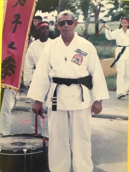 Modesto Montoya, maestro de física y karate del instituto Manuel Bonilla, todo un personaje ceibeño del deporte. Falleció el 26 de septiembre de 2022. 