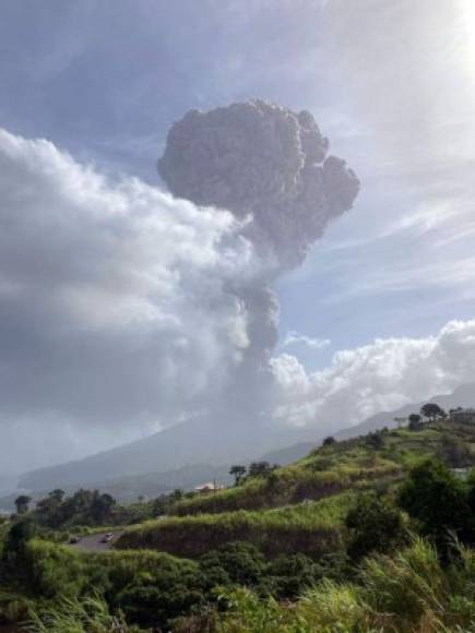 La erupción inicial de La Soufriere, el volcán más elevado de San Vicente y las Granadinas, escupió cenizas calientes y humo a unos 6.000 metros de altura en la mañana del viernes.