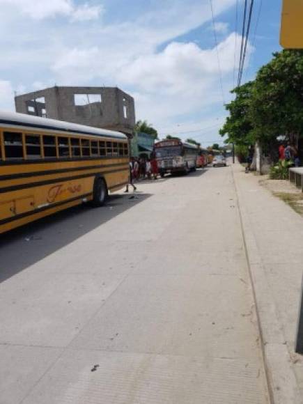 Un bus de Tupsa, parqueado en el sector de la Playa de Tornabé. Estos buses usualmente brinda su servicio de transporte en El Progreso, Yoro.