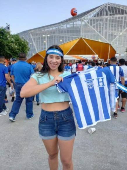 Esta guapa aficionada hondureña llegando al estadio para apoyar a la Bicolor.