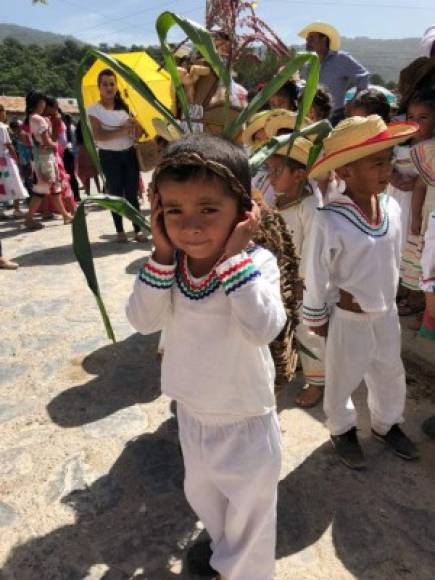 Varios niños escolares participaron del desfile que representó las raíces del departamento de Lempira.