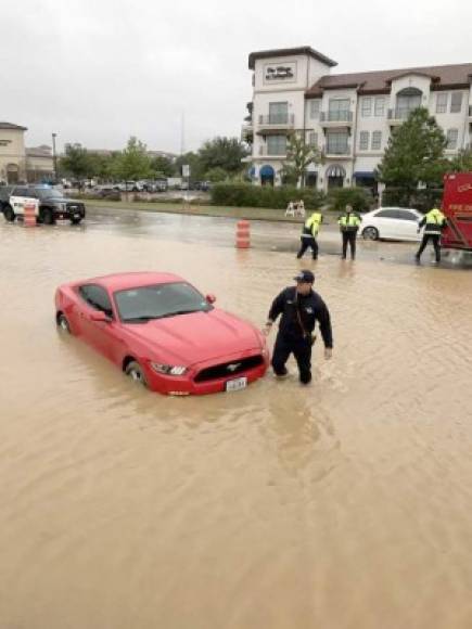 Las inundaciones también han afectado las ciudades de Fort Worth, Dallas y Austin.