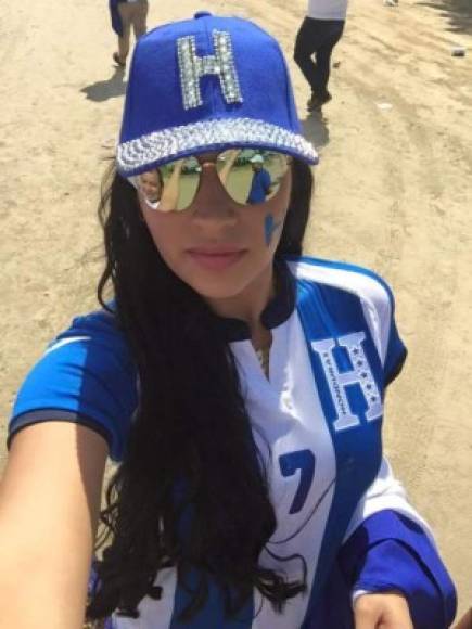 Virginia Varela apoyando a la Selección de Honduras y a su amado defensor.