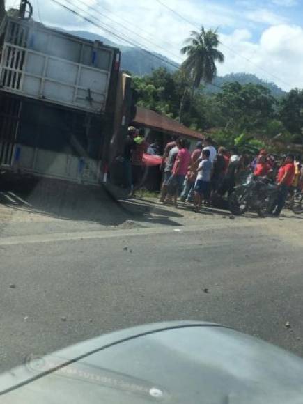 Muchas personas se presentaron al lugar para intentar ayudar, otros para curiosear.