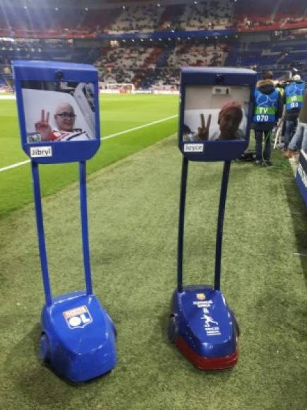 Dos niños hospitalizados, uno en Vall d'Hebron de Barcelona y otro en la ciudad de Lyon, vivieron desde el interior del estadio el partido de ida de octavos de final de la Champions Leagues, através de dos robots con cámara en el estadio Parc Olympique Lyonnais.