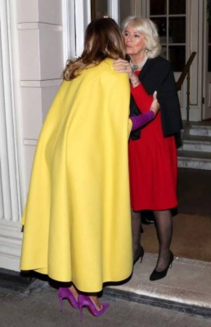 Melania saludó afectivamente a Camilla, antes de dirigirse al palacio de Buckingham para un banquete ofrecido por la reina Isabel II para los líderes mundiales en la cumbre.