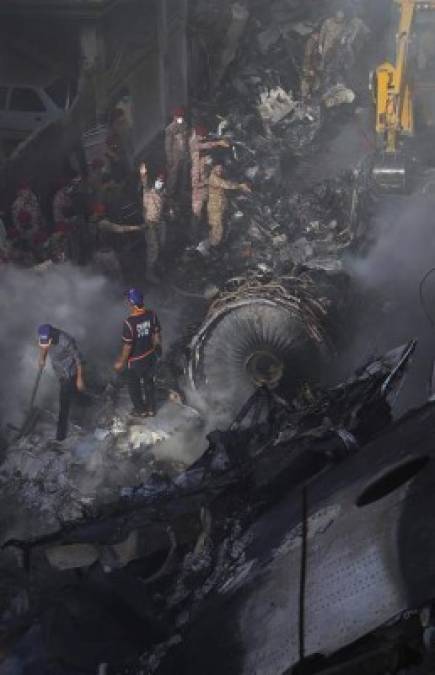 El avión se estrelló a comienzos de la tarde muy cerca del aeropuerto de la capital económica paquistaní y en el primer día de las vacaciones por el fin de la festividad musulmana de Ramadán.<br/>