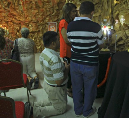 Con devoción y fe, miles de hondureños visitan la réplica de la Sábana Santa