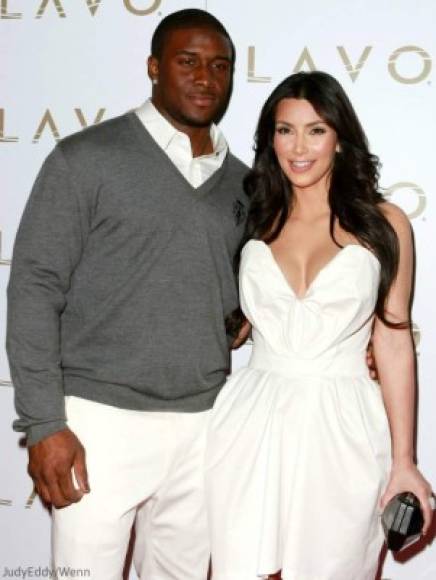 Aunque ahora Kim Kardashian está felizmente casada con el rapero Kanye West, ella también sufrió varias decepciones amorosas. <br/><br/>Una de ellas fue con Reggie Bush, un jugador de fútbol americano de quien se enamoró perdidamente. Aunque la amaba, Reggie la dejó porque no pudo soportar la presión del antiguo video sexual de Kim.