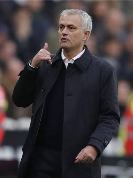 Mourinho haciendo un gesto con su mano derecha en el estadio del West Ham.