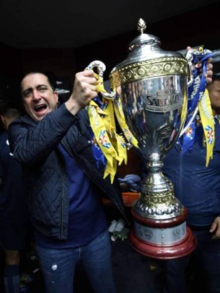 Pedro Atala, eufórico celebrando con el trofeo.