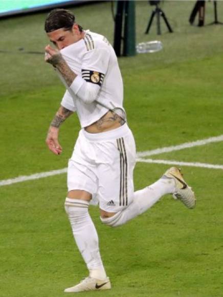 Sergio Ramos se besa el escudo del Real Madrid en su festejo.