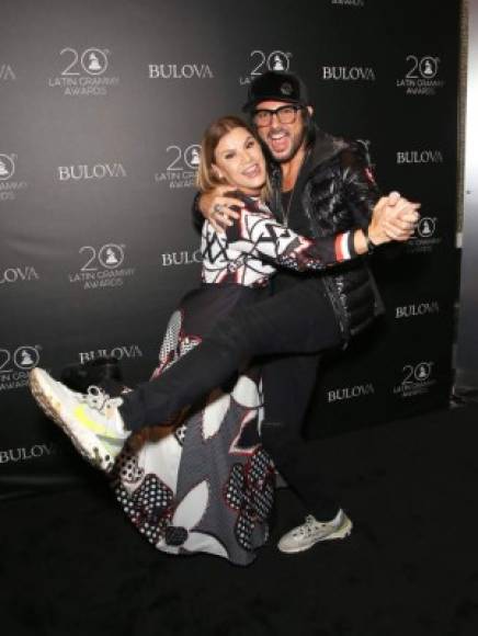 Olga Tañón y Beto Cuevas departen en la fiesta previo a la entrega de los Latin Grammy en el Grand Hotel & Casino en Las Vegas, Nevada.
