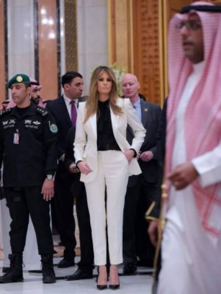 Para la cumbre Islámica, Melania optó por un estilo más formal, con una blazer blanca que combinó con pantalones del mismo color y una blusa negra con un moño. Sus tacones negros complementaron el look 'de negocios' de la primera dama.