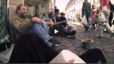 Tres estudiantes alemanes están conmoviendo al mundo con este video. Todo comenzó cuando uno se acercó a un hombre que pedía dinero en la calle y le pidió prestado su cubo…¿Para qué?. Sorpréndete.