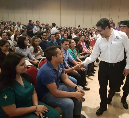 El Presidente ha llamado a los jóvenes a aprovechar las becas.