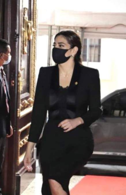 La apuesta diputada se presentó al hemiciclo guatemalteco con este vestido negro para celebrar el aniversario de independencia el pasado 15 de septiembre. También causó admiración en dicho país.