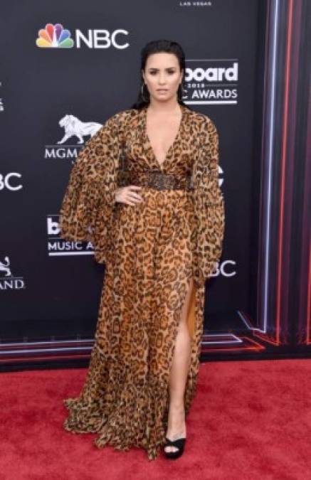 Demi se decantó por un maxivestido leopard print con un profundo escote que ajustó con un cinturón del mismo tono y combinó con tacones negros.