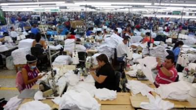 Honduras se afianza en producción de ropa íntima, deportiva y de camisetas. En la imagen, operarios en una planta de Choloma.
