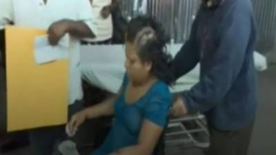 Foto tomada de Televicentro. En la gráfica la mujer presenta heridas en su cabellera producto del arma blanca (machete).