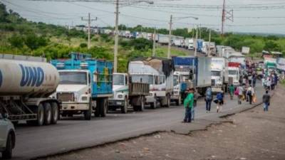 Hay más de mil transportistas centroamericanos con mercancías varados en la frontera con Costa Rica.