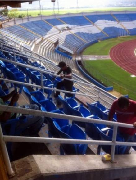 También de azul y blanco han sido pintadas las sillas para identificarse con los colores de la Selección de Honduras.