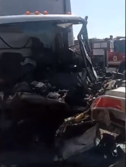 Los vehículos estaban aplastados, incrustados debajo de otros, y algunos habían sido devorados por las llamas.