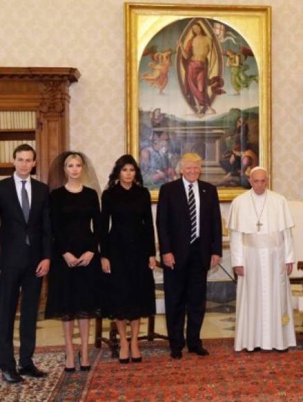 El presidente estadounidense y su esposa Melania, vestida rigurosamente de negro y con mantilla, llegaron a las suntuosas salas del Vaticano acompañados por una comitiva de unas doce personas, entre ellos la primera hija Ivanka, y su esposo, el asesor presidencial Jared Kushner.