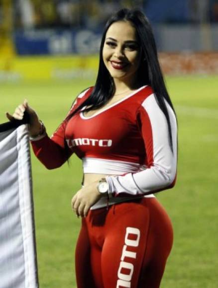 Jeimy Álvarez, hermosa edecán que es muy frecuente en los estadios del fútbol hondureño, no faltó en el estadio Morazán.