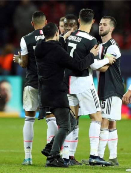 El aficionado sujetó por la espalda a Cristiano Ronaldo para pedirle un selfie.