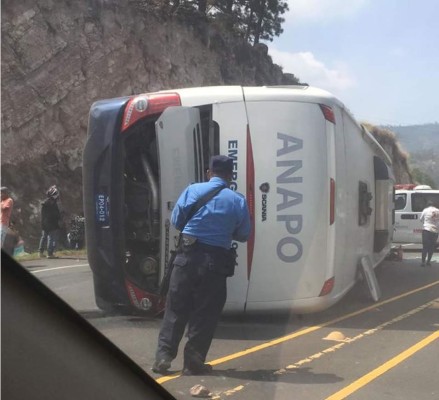 El autobús de la Policía Nacional quedó dado vuelta.