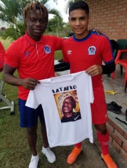 'La Taflo' en otra imagen con el joven mediocampista Carlos Pineda del Olimpia.