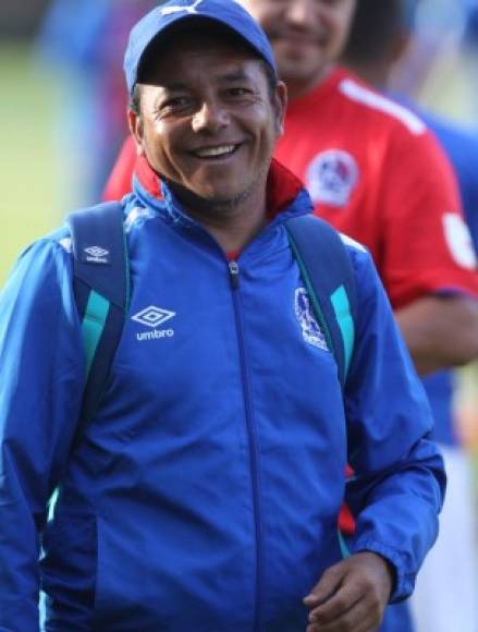 Danilo Turcios: El asistente técnico de Nahún Espinoza en Olimpia, habló del tema de fichajes y salidas en el club. 'En este momento creo que ya cerramos, el plantel que tenemos, con ese pensamos competir', dijo.
