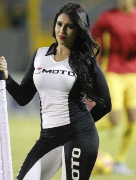 Jasmine Ortiz, una hermosa edecán que partido a partido enamora con su belleza en los estadios de fútbol en Honduras.