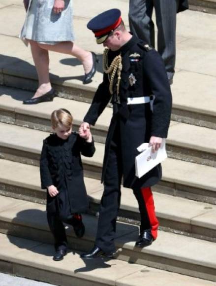 El príncipe George junto a su padre el príncipe Guillermo.