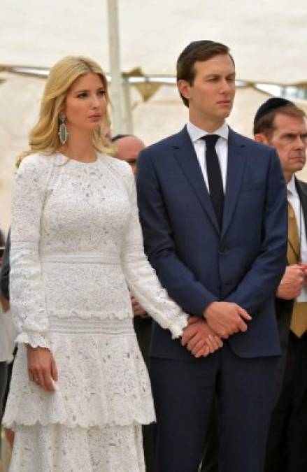 Siguiendo el estilo de su madrastra, Ivanka optó por un diseño blanco de Oscar de la Renta valorado en 5,690 dólares para el evento en Belén.