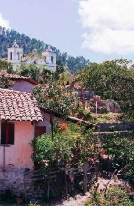 Caminar entre las calles empedradas de Santa Lucía es un placer único en Honduras, ya mientras lo hace, puede observar casas antiguas con tejas color rojos de las cuales se desprenden pequeñas algas que producen el clima fresco. En cada esquina podrá encontrar flores de todos los colores que le ofrece la naturaleza de este bello municipio de Francisco Morazán.