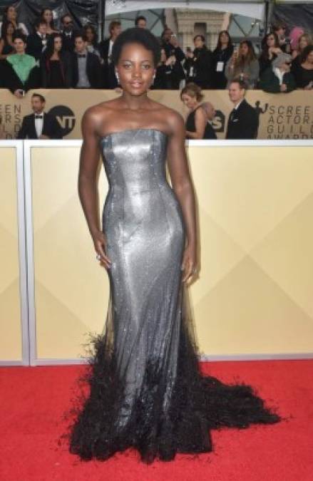 Lupita Nyong'o destacó su figura en un vestido plateado y negro con detalles de plumas de Ralph And Russo.<br/>