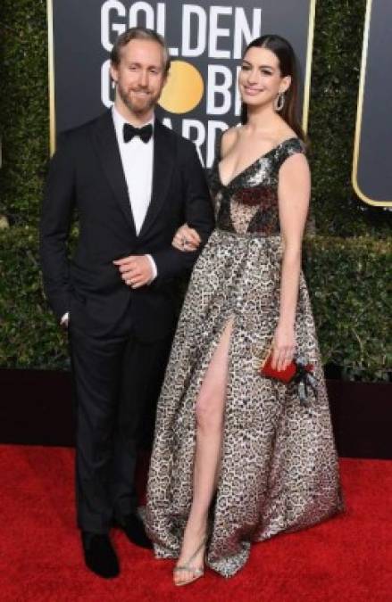 Anne Hathaway lució radiante, en la foto posando junto a su esposo Adam Shulman.